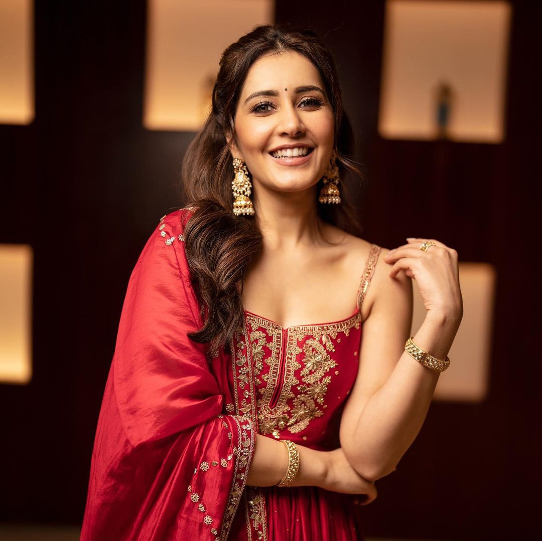 Raashi Khanna was born on November 30, 1990, in New Delhi, India. She was raised in a Punjabi family with roots in Delhi. Raashi's father, Raj K. Khanna, is a businessman, and her mother, Sarita Khanna, is a homemaker. Growing up in Delhi, Raashi developed a passion for acting and performing arts from a young age, inspired by the vibrant cultural milieu of the city.