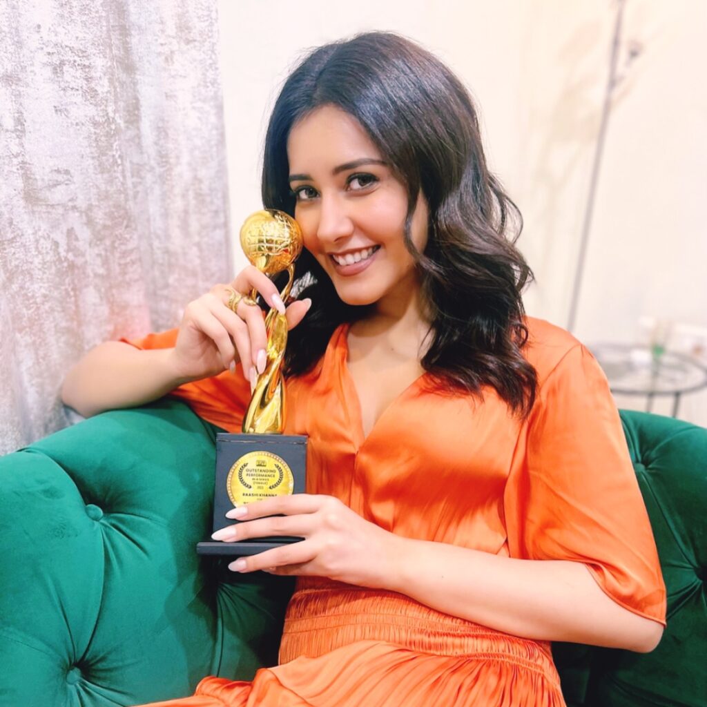 Raashi Khanna was born on November 30, 1990, in New Delhi, India. She was raised in a Punjabi family with roots in Delhi. Raashi's father, Raj K. Khanna, is a businessman, and her mother, Sarita Khanna, is a homemaker. Growing up in Delhi, Raashi developed a passion for acting and performing arts from a young age, inspired by the vibrant cultural milieu of the city.